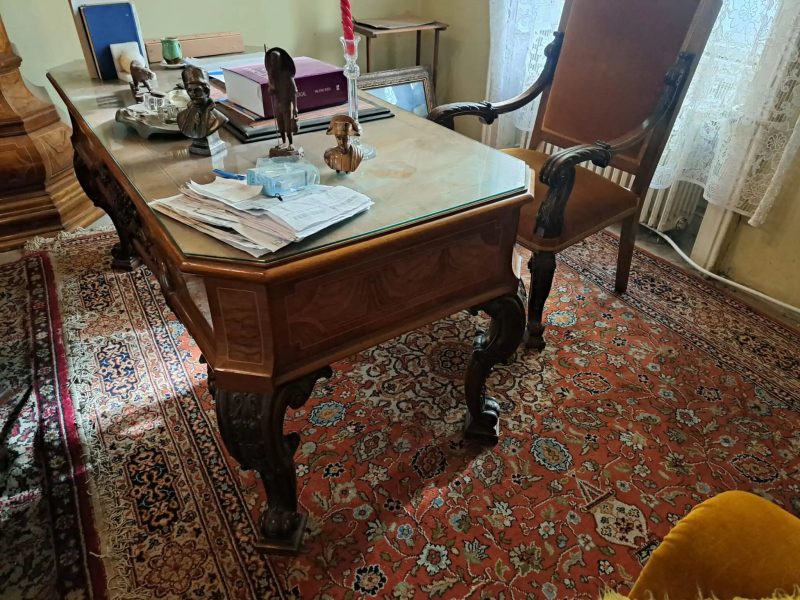 Vand mobilier din secolul XX