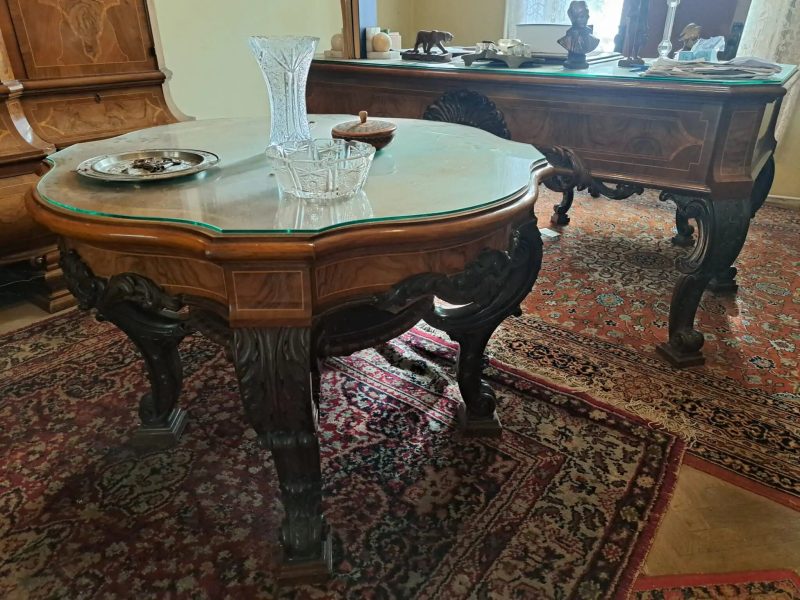 Vand mobilier din secolul XX