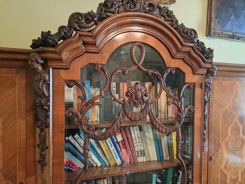 Vand mobilier din secolul XX