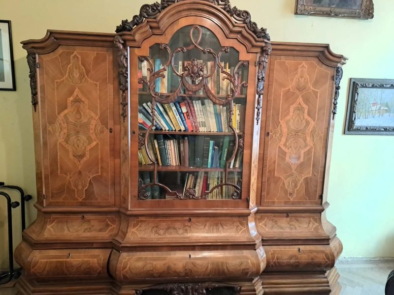 Vand mobilier din secolul XX