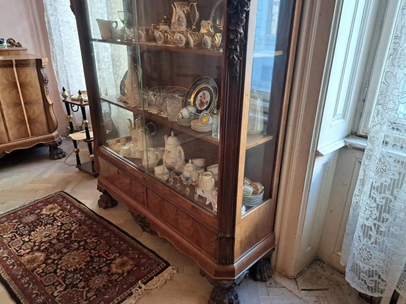 Vand mobilier din secolul XX