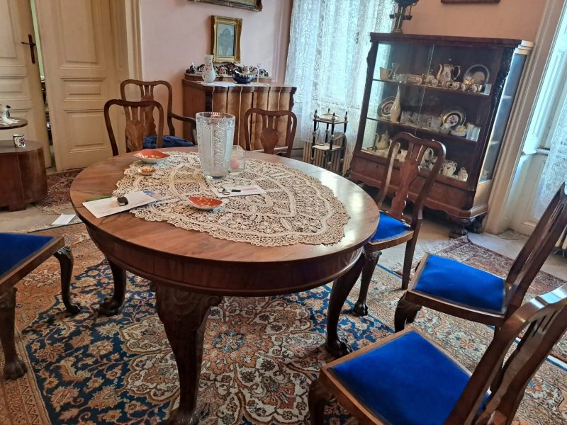 Vand mobilier din secolul XX