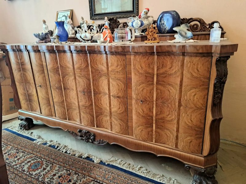 Vand mobilier din secolul XX