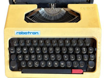 Mașină de scris portabilă vintage Robotron S1003 – Germania de Est (RDG)