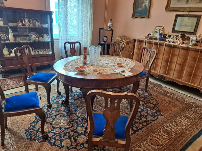 Vand mobilier din secolul XX
