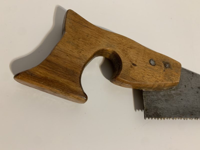 Fierăstrău de mână vintage cu mâner din lemn lucrat manual