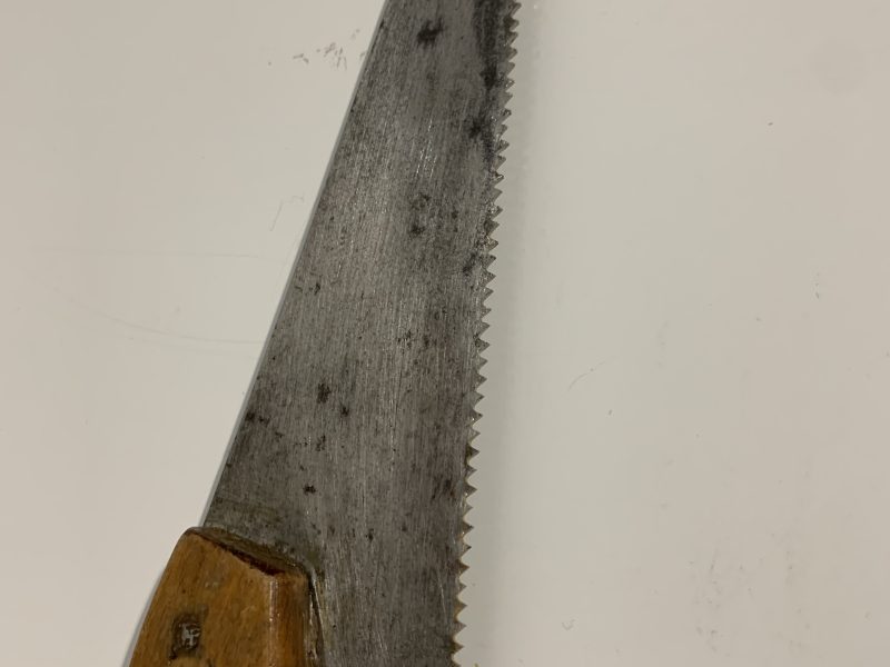 Fierăstrău de mână vintage cu mâner din lemn lucrat manual