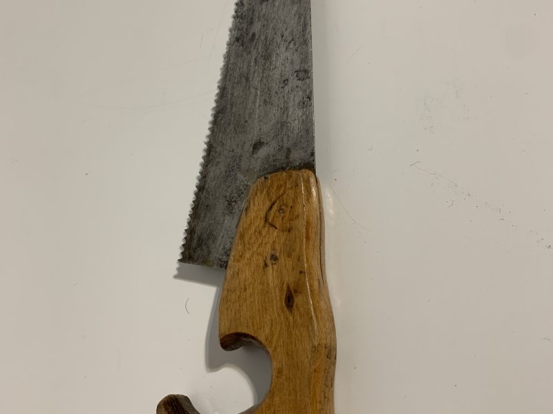 Fierăstrău de mână vintage cu mâner din lemn lucrat manual
