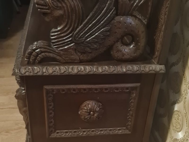 Bancă sculptată în stil baroc