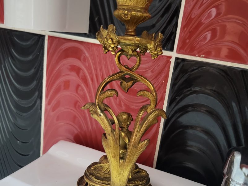 Vând aștept oferte Set 3 obiecte decorative vintage din metal - sfesnice si vas ornamentat