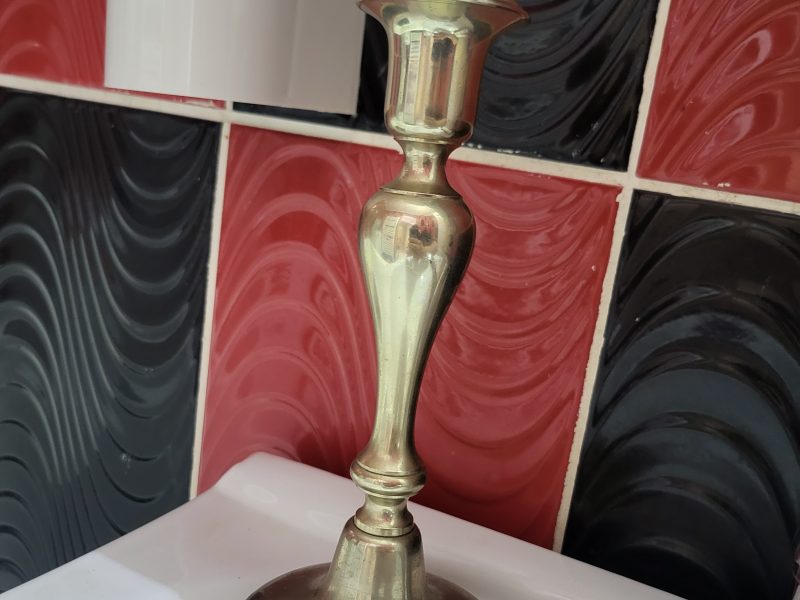 Vând aștept oferte Set 3 obiecte decorative vintage din metal - sfesnice si vas ornamentat