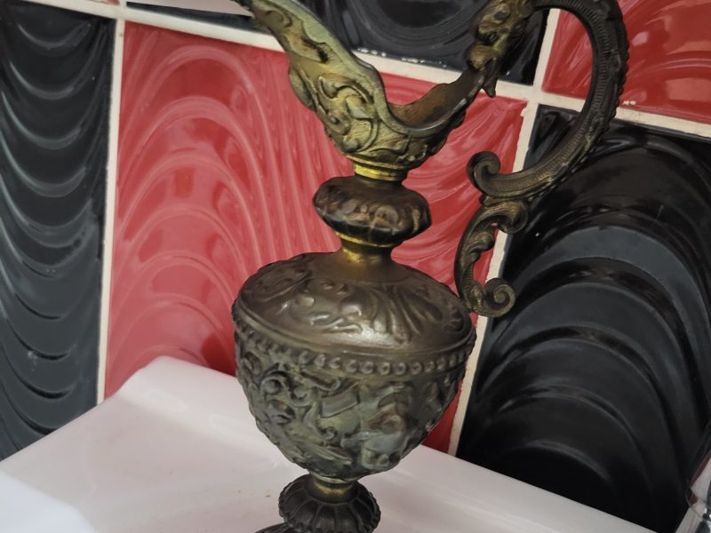 Vând aștept oferte Set 3 obiecte decorative vintage din metal - sfesnice si vas ornamentat