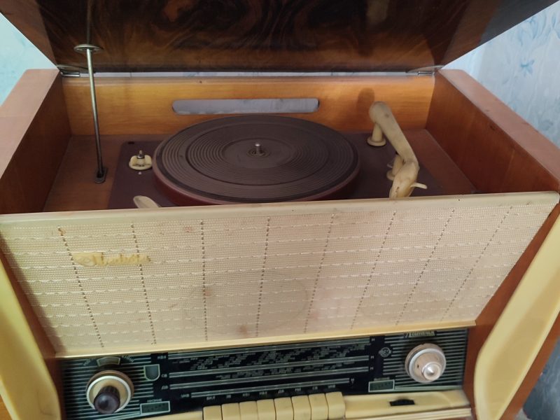 Radio vintage Latvia cu pick-up funcțional – anii ‘60 – piesă de colecție