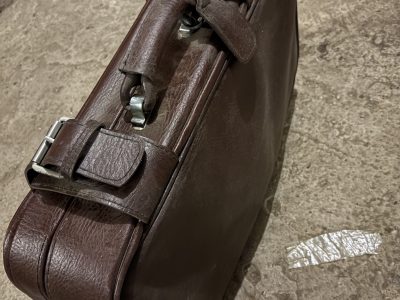 Geamantan vintage din perioada comunistă – maro, cu curele și accesorii metalice, piesă de colecție