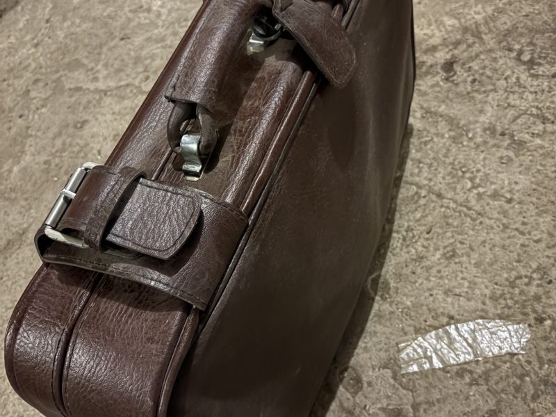 Geamantan vintage din perioada comunistă – maro, cu curele și accesorii metalice, piesă de colecție