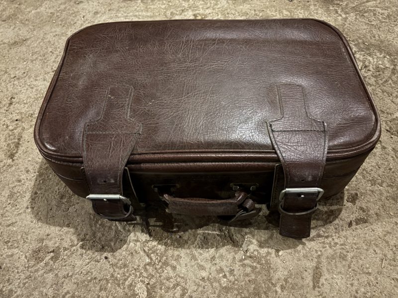 Geamantan vintage din perioada comunistă – maro, cu curele și accesorii metalice, piesă de colecție