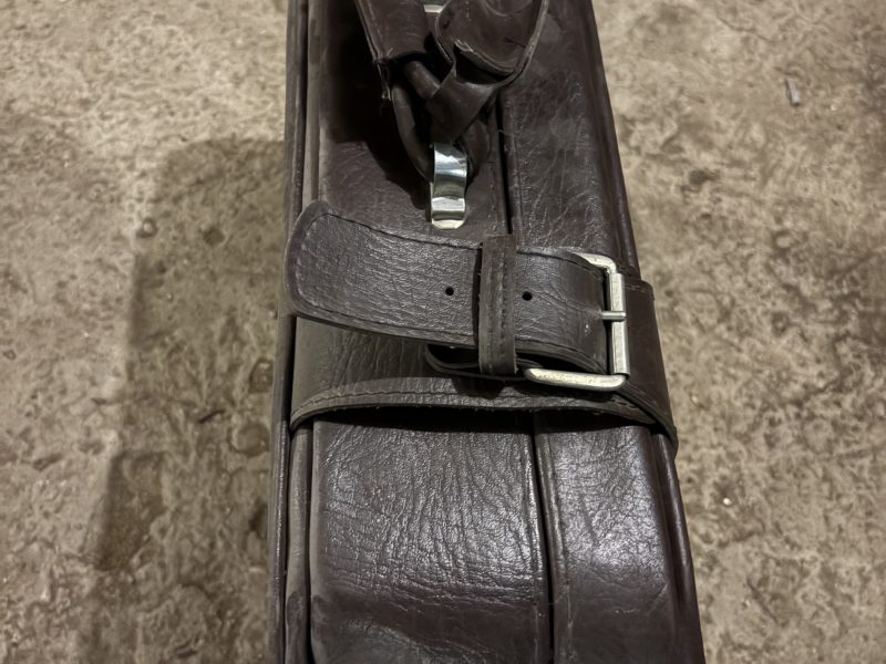Geamantan vintage din perioada comunistă – maro, cu curele și accesorii metalice, piesă de colecție